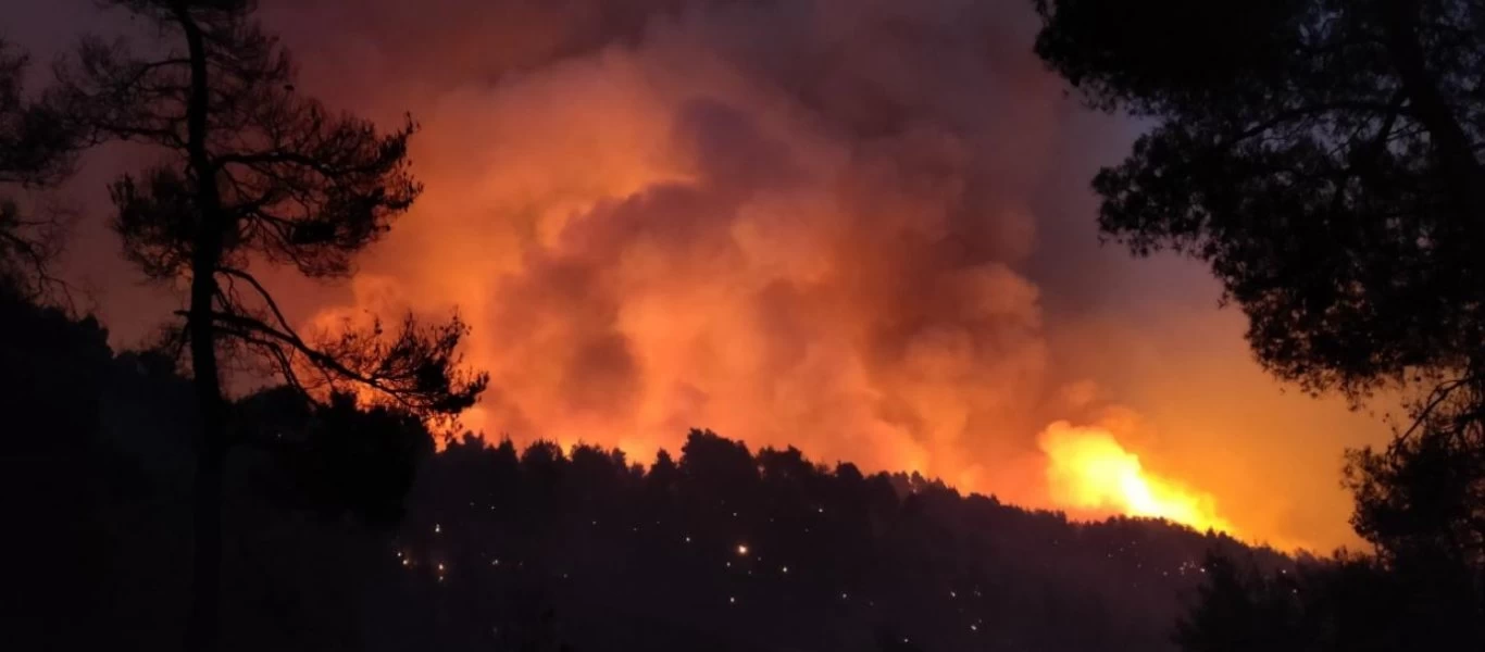 Εύβοια: Στο χωριό Γαλατσώνα φτάνει η φωτιά - Μάχη των κατοίκων να προστατεύσουν τα σπίτια τους (βίντεο)